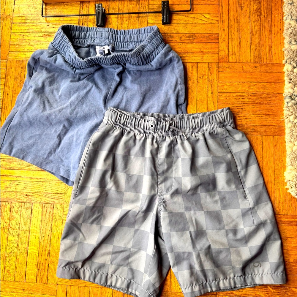 2 for 1
Boys Gap shorts
1 x blue sweatshorts
1x grey checked Gapfit with lining